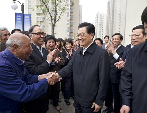 4月29日至5月1日,中共中央總書記、國家主席、中央軍委主席胡錦濤在天津考察工作。這是胡錦濤在保障性住房小區(qū)秋怡家園親切看望居民,了解他們的住房改善情況。新華社記者 李學(xué)仁 攝
