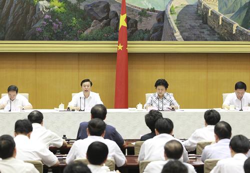 6月2日,國務(wù)院召開全國普通高校畢業(yè)生就業(yè)工作電視電話會議。中共中央政治局委員、國務(wù)院副總理張德江出席會議并講話。中共中央政治局委員、國務(wù)委員劉延?xùn)|主持會議。 新華社記者丁林?jǐn)z