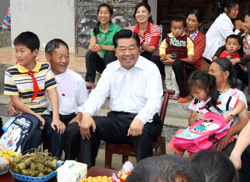 5月31日至6月4日,中共中央政治局常委、全國政協(xié)主席賈慶林先后來到貴州銅仁地區(qū),重慶秀山縣,湖南湘西州、張家界市等地,深入農(nóng)村鄉(xiāng)鎮(zhèn)、工廠企業(yè)、城市社區(qū)和高等院校,就加快推進(jìn)扶貧開發(fā),促進(jìn)武陵山區(qū)發(fā)展進(jìn)行調(diào)研。這是6月3日,賈慶林在湖南張家界武陵源區(qū)索溪峪土家族鄉(xiāng)雙峰生態(tài)示范村與村民座談。新華社記者 姚大偉 攝