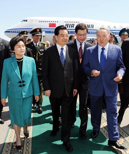 6月12日,中國(guó)國(guó)家主席胡錦濤抵達(dá)阿斯塔納,對(duì)哈薩克斯坦進(jìn)行國(guó)事訪(fǎng)問(wèn),并出席15日舉行的上海合作組織成立10周年紀(jì)念峰會(huì)。這是哈薩克斯坦總統(tǒng)納扎爾巴耶夫到機(jī)場(chǎng)迎接胡錦濤主席和夫人劉永清。 新華社記者 饒愛(ài)民 攝