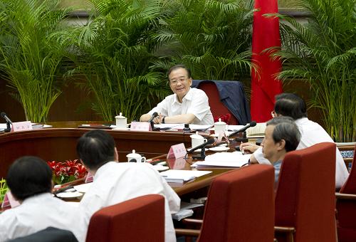 7月4日至11日,國務院總理溫家寶先后召開四次經(jīng)濟形勢座談會,分別聽取部分省政府負責人、企業(yè)界負責人和經(jīng)濟專家意見和建議。這是7月7日,溫家寶主持召開經(jīng)濟形勢企業(yè)家座談會。 新華社記者黃敬文攝