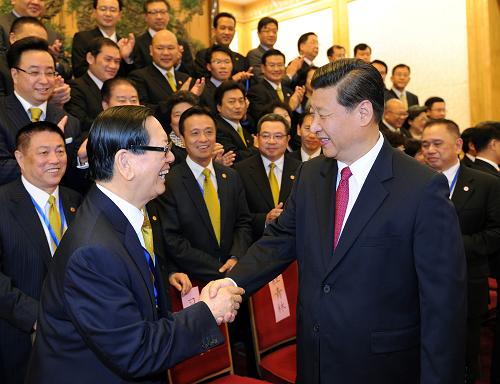 7月13日,中共中央政治局常委、國家副主席習近平在北京人民大會堂親切會見香港僑界社團聯(lián)會訪京團全體成員。新華社記者 劉建生 攝