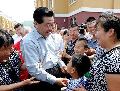 7月8日至13日,中共中央政治局常委、全國(guó)政協(xié)主席賈慶林在吉林調(diào)研。這是7月10日,賈慶林專(zhuān)程來(lái)到去年洪澇災(zāi)害受災(zāi)最重的永吉縣口前鎮(zhèn),看望慰問(wèn)受災(zāi)群眾,詳細(xì)了解災(zāi)后恢復(fù)重建情況。新華社記者 馬占成 攝