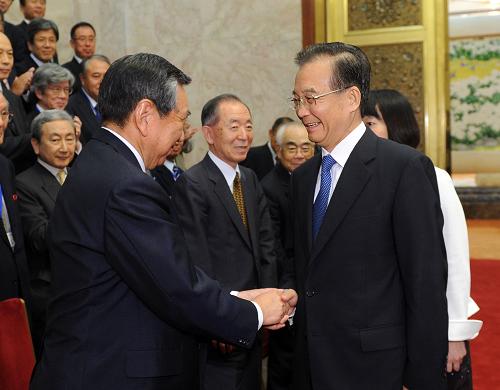 7月24日,國務院總理溫家寶在北京人民大會堂會見由前眾議院議長河野洋平率領的日本國際貿(mào)易促進協(xié)會2011年度訪華團。新華社記者 李濤 攝