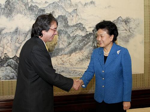 10月25日,中共中央政治局委員、國(guó)務(wù)委員劉延?xùn)|在北京會(huì)見由厄瓜多爾主權(quán)祖國(guó)聯(lián)盟運(yùn)動(dòng)全國(guó)執(zhí)行書記加洛·莫拉率領(lǐng)的考察團(tuán)。 新華社記者丁林?jǐn)z