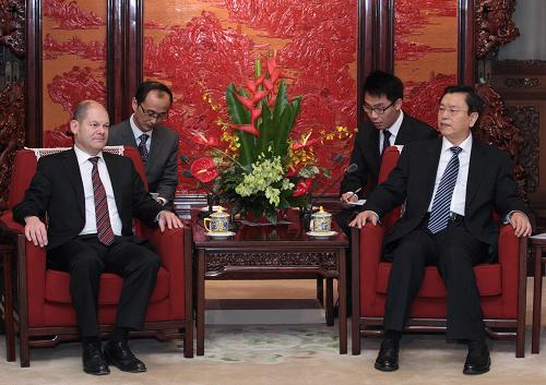 11月14日,中國國務(wù)院副總理張德江在北京中南海紫光閣會見德國漢堡市長舍爾茨。 新華社記者龐興雷攝