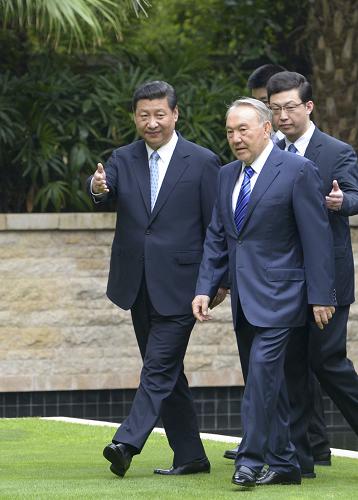 4月6日,中國國家主席習近平在海南三亞與來華進行國事訪問并出席博鰲亞洲論壇2013年年會的哈薩克斯坦總統(tǒng)納扎爾巴耶夫舉行會談。這是會談前,習近平為納扎爾巴耶夫舉行歡迎儀式。 新華社記者 李學仁 攝