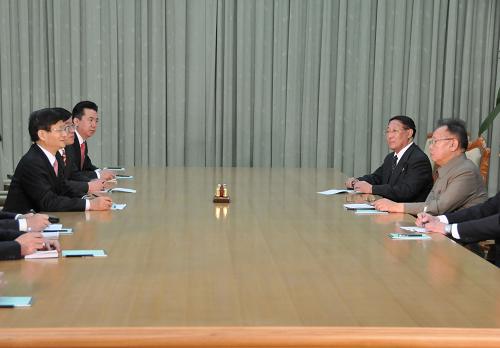 2月14日,朝鮮勞動黨總書記、國防委員會委員長金正日(右一)在平壤會見了中國國務(wù)委員、公安部部長孟建柱(左一)。新華社記者 趙展 攝