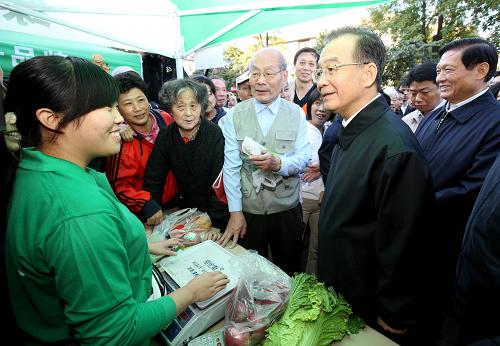 10月1日一大早,中共中央政治局常委、國務院總理溫家寶來到北航社區(qū),了解周末蔬菜直銷市場情況,并向居民們致以節(jié)日問候。新華社記者 姚大偉 攝