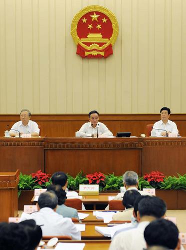 8月24日,十一屆全國人大常委會第十次會議在北京人民大會堂舉行第一次全體會議。全國人大常委會委員長吳邦國主持會議。 新華社記者 李濤 攝