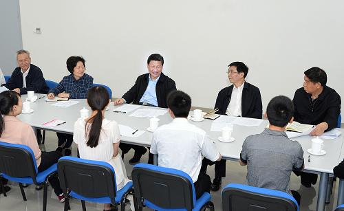 這是習(xí)近平在天津職業(yè)技能公共實訓(xùn)中心與高校畢業(yè)生、失業(yè)人員、農(nóng)村富余勞動力代表座談。 新華社記者李濤攝
