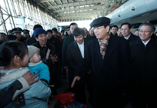 張德江在京檢查春運準(zhǔn)備工作 這是張德江在北京六里橋客運主樞紐與候車旅客交談。 1月17日,中共中央政治局委員、國務(wù)院副總理張德江在北京市檢查春運準(zhǔn)備工作,慰問交通運輸系統(tǒng)干部職工。 新華社記者 龐興雷 攝