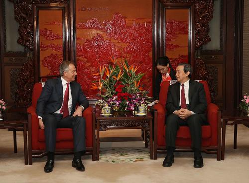 12月16日,中國國務(wù)院副總理馬凱在北京中南海會見英國前首相布萊爾。新華社記者 劉衛(wèi)兵 攝