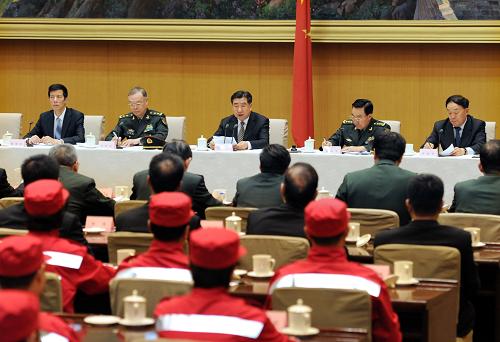 5月17日,中共中央政治局委員、國務(wù)院副總理回良玉在北京出席國家地震災(zāi)害緊急救援隊(duì)成立10周年座談會(huì)并講話。新華社記者 李濤 攝