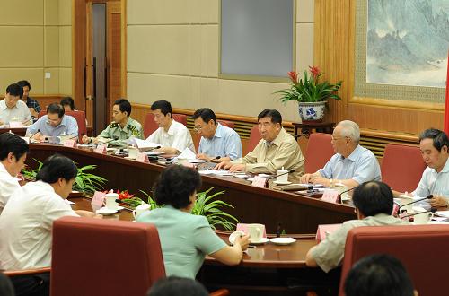 5月27日,中共中央政治局委員、國務(wù)院副總理、國務(wù)院抗震救災(zāi)總指揮部總指揮回良玉在北京主持召開總指揮部第16次會議,研究玉樹地震災(zāi)區(qū)受災(zāi)群眾過渡安置和災(zāi)后恢復(fù)重建對口援建工作。新華社記者 李學(xué)仁 攝