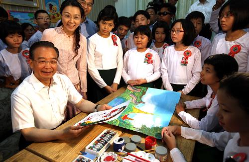 6月2日,正在緬甸進行正式訪問的國務(wù)院總理溫家寶參觀仰光第一中學(xué)。這是溫家寶在繪畫教室與學(xué)生們交談。新華社記者 姚大偉 攝