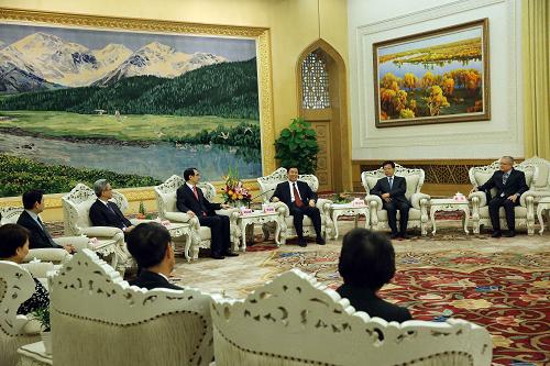 9月12日,中國國家副主席李源潮在北京會見香港特區(qū)政府公務(wù)員事務(wù)局局長鄧國威率領(lǐng)的常任秘書長及部門首長國家事務(wù)研習(xí)班學(xué)員。新華社記者 劉衛(wèi)兵 攝