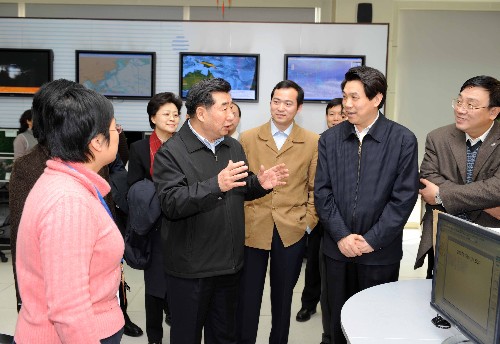 2月5日,在新春佳節(jié)即將到來之際,中共中央政治局委員、國務(wù)院副總理回良玉到中央氣象臺親切看望慰問了氣象工作者,代表黨中央、國務(wù)院向他們致以節(jié)日的問候和良好的祝愿。 新華社記者 饒愛民 攝