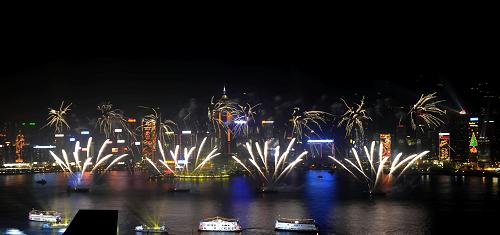 12月5日,煙花在維多利亞港上空綻放。當(dāng)日,第五屆東亞運(yùn)動(dòng)會(huì)開幕式在中國香港維多利亞港舉行。新華社記者 呂小煒 攝
