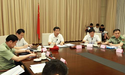 6月24日,中共中央政治局委員、國務(wù)院副總理、國家防汛抗旱總指揮部總指揮回良玉在北京中南海主持召開國務(wù)院防汛抗洪救災(zāi)緊急視頻會議并發(fā)表講話。新華社記者 龐興雷 攝