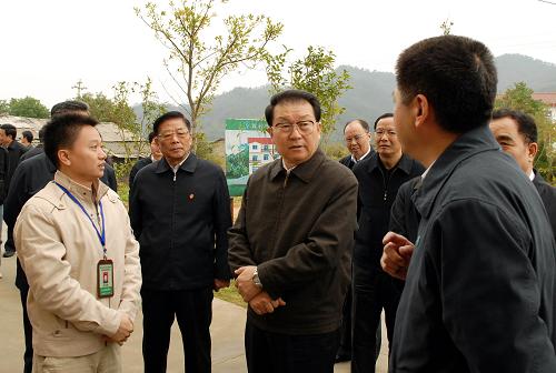 11月16日至20日,中共中央政治局常委李長春在福建考察工作。這是11月18日,李長春在福建省南平市星村鎮(zhèn)黃村文化信息站調(diào)研。新華社記者李大宏攝