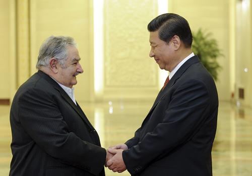 5月27日,國家主席習(xí)近平在北京人民大會堂同烏拉圭總統(tǒng)穆??ㄅe行會談。新華社記者 張鐸 攝