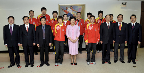 3月2日,國務委員陳至立(中)在廣州會見剛剛奪得第49屆世界乒乓球錦標賽女子團體冠軍的中國乒乓球女隊。
