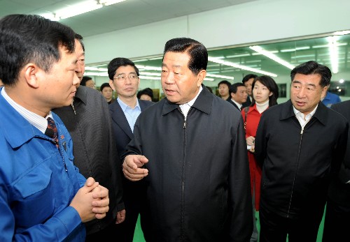 3月27日至28日,中共中央政治局常委、全國(guó)政協(xié)主席賈慶林和中共中央政治局委員、國(guó)務(wù)院副總理回良玉來(lái)到無(wú)錫的產(chǎn)業(yè)園區(qū)、企業(yè)車(chē)間和農(nóng)村鄉(xiāng)鎮(zhèn),就貫徹落實(shí)全國(guó)兩會(huì)精神,促進(jìn)經(jīng)濟(jì)社會(huì)又好又快發(fā)展進(jìn)行調(diào)研。這是3月28日,賈慶林等在無(wú)錫國(guó)盛精密模具有限公司調(diào)研。 新華社記者 馬占成 攝