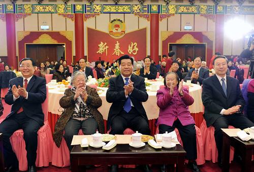 1月17日,全國政協(xié)在北京舉行春節(jié)茶話會,邀請部分已故黨外全國政協(xié)委員、知名人士夫人暢敘情誼,共迎新春。中共中央政治局常委、全國政協(xié)主席賈慶林出席茶話會。新華社記者 李濤 攝