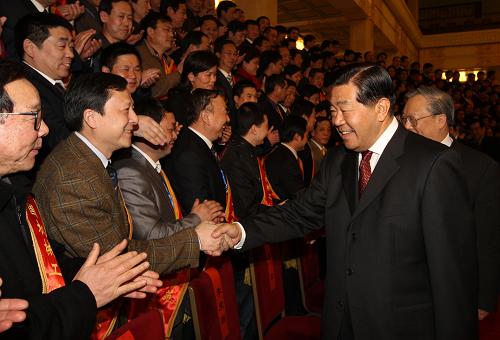 2月19日,中共中央政治局常委、全國(guó)政協(xié)主席賈慶林在北京人民大會(huì)堂親切會(huì)見全國(guó)機(jī)械工業(yè)先進(jìn)集體代表、勞動(dòng)模范和先進(jìn)工作者并講話。 新華社記者 姚大偉 攝