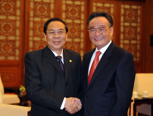8月7日,全國人大常委會委員長吳邦國在北京人民大會堂會見前來參加北京奧運(yùn)會開幕式和相關(guān)活動的老撾國家主席朱馬利。 新華社記者劉建生攝