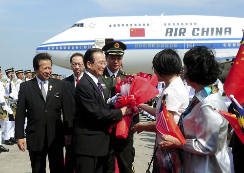 4月27日,中國國務(wù)院總理溫家寶乘專機抵達吉隆坡,開始對馬來西亞進行正式訪問。新華社記者 張鐸 攝