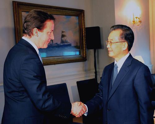 2月1日,中國國務(wù)院總理溫家寶在倫敦會見英國保守黨領(lǐng)袖卡梅倫。新華社記者馬建國攝