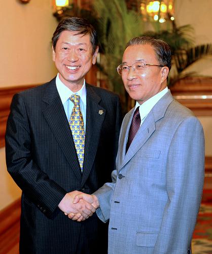 8月17日,國務(wù)委員戴秉國在北京中南海會見來北京觀看奧運會比賽的日本外相高村正彥。 新華社記者 李濤 攝