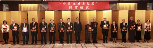 5月30日晚,中國國務院總理溫家寶在東京會見日本民間友好團體和友好人士代表并頒獎。這是頒獎后集體合影。 新華社記者 龐興雷 攝