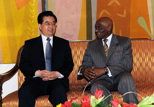 2月13日,正在塞內(nèi)加爾進(jìn)行國(guó)事訪問(wèn)的胡錦濤主席在達(dá)喀爾與瓦德總統(tǒng)舉行會(huì)談。新華社記者 饒愛(ài)民 攝
