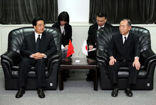 3月18日,中國(guó)國(guó)家主席胡錦濤前往日本駐華使館吊唁日本“3·11”地震遇難者。這是胡錦濤主席與日本駐華大使丹羽宇一郎交談。 新華社記者 馬占成 攝