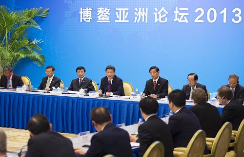 4月8日,國(guó)家主席習(xí)近平在海南省博鰲同出席博鰲亞洲論壇2013年年會(huì)的中外企業(yè)家代表座談。新華社記者 李學(xué)仁 攝