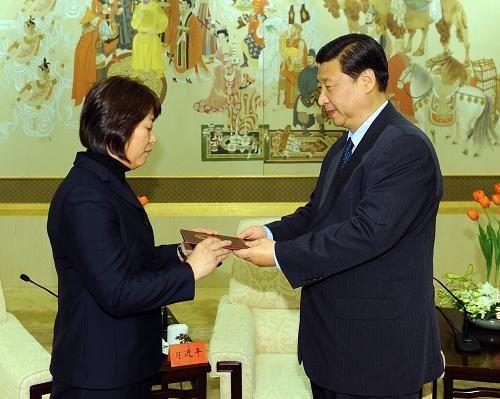 1月13日,沈浩先進事跡報告會在北京人民大會堂舉行。報告會前,中共中央政治局常委、中央書記處書記、國家副主席習(xí)近平會見沈浩同志親屬和報告團全體成員,將全國“優(yōu)秀共產(chǎn)黨員”證書和“人民滿意的公務(wù)員”證書頒發(fā)給沈浩同志親屬。 新華社記者李濤攝