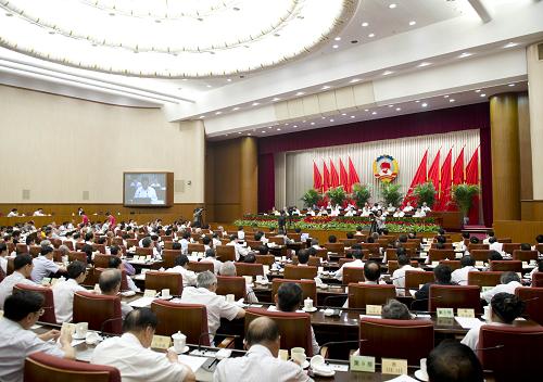 6月21日,政協(xié)十一屆全國委員會常務(wù)委員會第十八次會議順利完成各項(xiàng)議程后在京閉幕。中共中央政治局常委、全國政協(xié)主席賈慶林出席閉幕會并講話。 新華社記者 王曄 攝