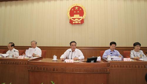 6月27日,十一屆全國人大常委會(huì)第二十一次會(huì)議在北京人民大會(huì)堂舉行第一次全體會(huì)議。吳邦國委員長主持會(huì)議。新華社記者 樊如鈞 攝