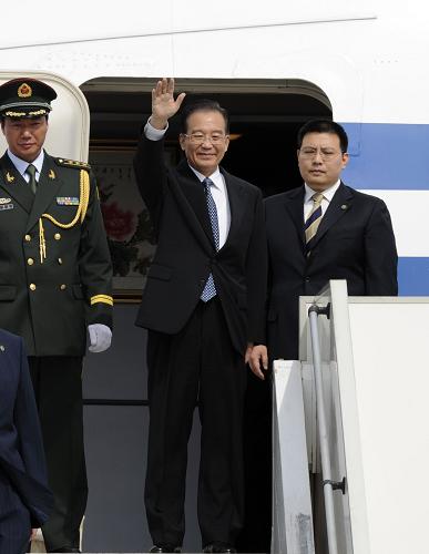 10月2日,中國(guó)國(guó)務(wù)院總理溫家寶乘專(zhuān)機(jī)抵達(dá)雅典,開(kāi)始對(duì)希臘進(jìn)行正式訪問(wèn)。新華社記者謝環(huán)馳攝