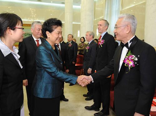 2月14日,中共中央政治局委員、國務(wù)委員劉延?xùn)|在北京會見獲得2011年度中華人民共和國國際科學(xué)技術(shù)合作獎(jiǎng)的德國數(shù)學(xué)家德樂思、日本冶金專家江見俊彥、法國醫(yī)學(xué)專家戴宇閣、英國食用菌生理和活性物質(zhì)研究專家約翰·巴士威、日本中藥及保健品功能研發(fā)專家栗原博、日本傳染性疾病與病毒學(xué)專家?guī)r本愛吉、澳大利亞納米材料專家逯高清,并向他們頒發(fā)獎(jiǎng)?wù)?。新華社記者 馬占成 攝