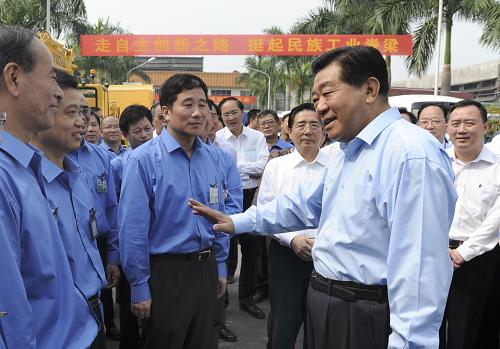 賈慶林在廣西調(diào)研 中共中央政治局常委、全國(guó)政協(xié)主席賈慶林近日在廣西調(diào)研。 這是11月19日,賈慶林在玉柴集團(tuán)考察時(shí)與工人和技術(shù)人員親切交談。 新華社記者馬占成攝