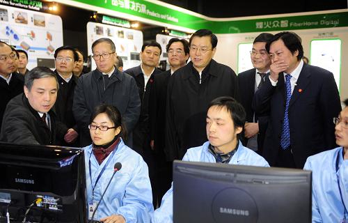 2月1日至3日,中共中央政治局委員、國(guó)務(wù)院副總理張德江在湖北調(diào)研。這是2月3日,張德江在武漢考察武漢郵科院。