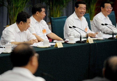 9月2日,全國政協(xié)在政協(xié)禮堂召開專題協(xié)商會,按照中央關(guān)于全面貫徹落實科學(xué)發(fā)展觀的要求,圍繞“統(tǒng)籌城鄉(xiāng)發(fā)展,促進形成城鄉(xiāng)經(jīng)濟社會發(fā)展一體化新格局”問題建言獻策。中共中央政治局常委、全國政協(xié)主席賈慶林出席并講話。新華社記者 高潔 攝