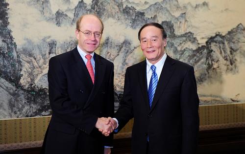 1月31日,國務(wù)院副總理王岐山在北京中南海會(huì)見日內(nèi)瓦協(xié)會(huì)董事長馮博德一行。 新華社記者 張鐸 攝