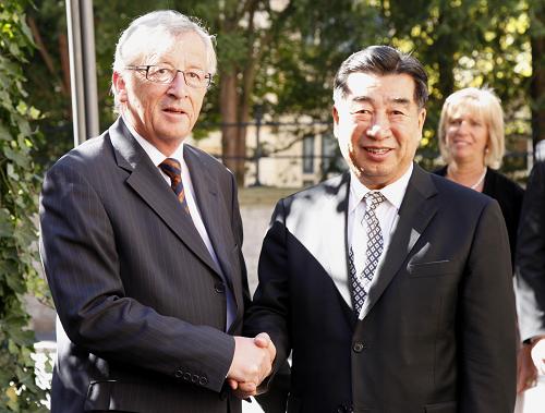 9月8日,中國國務(wù)院副總理回良玉在盧森堡會(huì)見盧森堡首相容克,雙方就發(fā)展中盧、中歐關(guān)系進(jìn)行友好交流。 新華社記者王曉郡攝