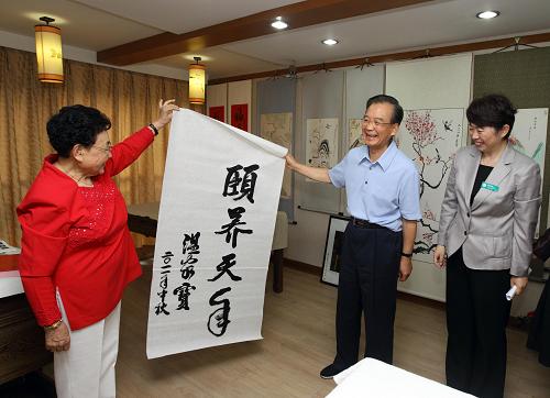 這是溫家寶在書(shū)畫(huà)室寫(xiě)下“頤養(yǎng)天年”四個(gè)大字,表達(dá)對(duì)老人們的美好祝福。新華社記者 蘭紅光 攝