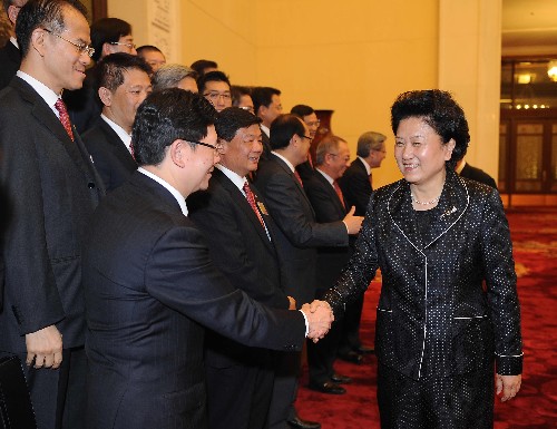 6月10日,中共中央政治局委員、國務委員劉延東在北京人民大會堂會見以全國政協(xié)委員容永祺為團長的香港專業(yè)及資深行政人員協(xié)會訪問團。新華社記者 高潔 攝